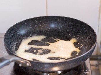 step3: 開中慢火，鍋中加入牛油煮至溶化，灑入麵粉拌勻至看不見乾麵粉