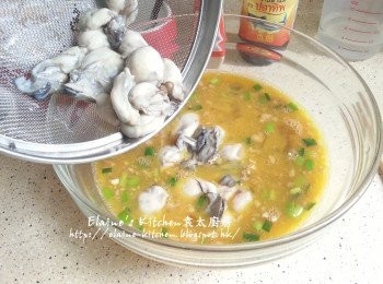 step7: 加入肉碎 , <span class="group_2">調味料</span>拌勻 , 再加入蠔仔輕輕拌勻靜待10分鐘