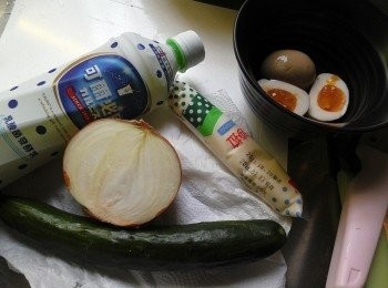 step1: 備好材料，水煮蛋撥殼切碎狀、洋蔥切末、小黃瓜切薄片狀(口感會比較脆)。