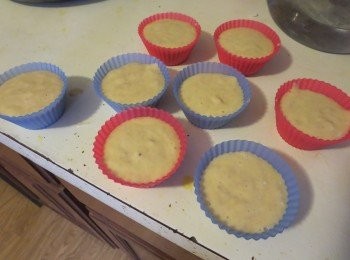 step6: 倒入蛋糕糊,让其静置10分钟 (这样蛋糕做出来就更细腻)