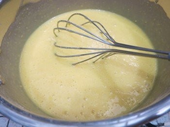 step10: 用一個鍋子，隔水把碗內材料蒸煮，邊煮邊拌
*老娘大概每2-3分鐘會拌一次，煮得越久，拌的次數會越多，因為開始成形了