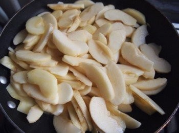 step2: 將去皮切好蘋果略炒