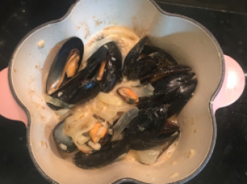 step5: 加入白酒，煮約五分鐘，煮散酒精就得！