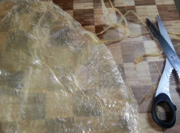 step5: 腐皮剪去邊位硬身部份不要,再對摺剪開成兩塊(如想腐皮脆口就剪出二塊長方形,然後炸脆後浸水浸軟待用)