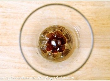 step2: 取一玻璃杯，先適量地放入黑糖口味的黑木耳QQ圓。