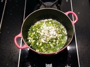 step5: 加入蔥花,鹽及胡椒粉,用油的餘溫來拌炒.......