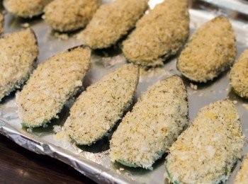 step3: 把寶雲酥平均鋪於青口上輕輕壓實。