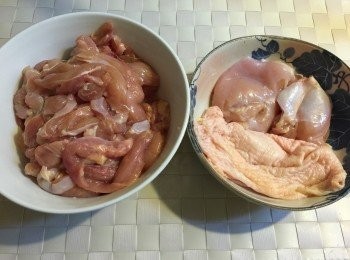 step1: 將雞肶肉解凍然後洗乾，雞皮撕起留用(如果覺得太肥就吾好要啦), 切走曬d肥膏及根，再切細件；