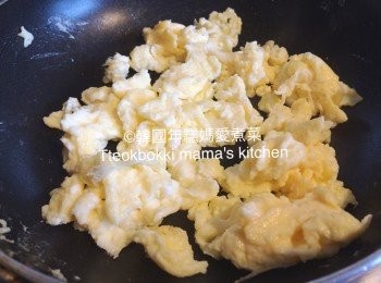 step7: 用細鑊下油把蛋炒散。