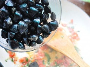 step4: 接著放入黑蜆略拌炒