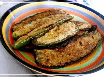 step3: 煎至兩邊金黃熟透後, 即可沿鍋邊灑上適量豉油, 上碟後淋上適量麻油, 即成。