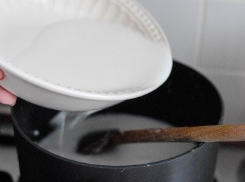 step4: 慢慢逐少倒入步驟二已拌勻的粉漿，一邊不停攪拌至煮沸