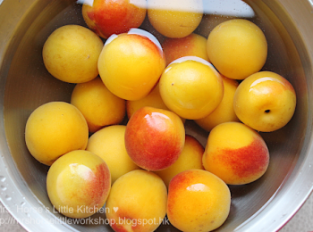 step1: 南高梅先用清水徹底沖洗一遍,  再用清水浸泡2小時。