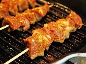 step4: 在已預熱的烤肉爐/橫紋炙烤盤上刷點蔬菜油，放上羊肉串，依喜好撒上鹽、孜然及辣椒碎