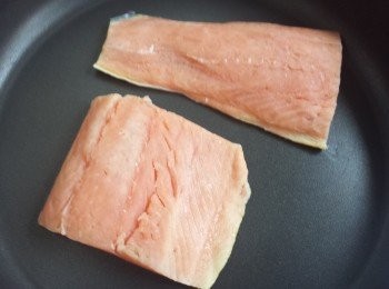 step2: 燒熱易潔鑊，將有魚皮的一面放在鑊上煎3-4分鐘。