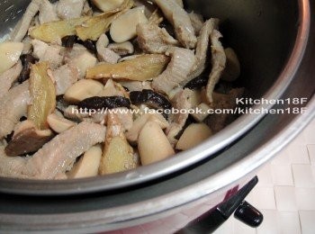step8: 取一電鍋，【內鍋】鍋底先鋪上香米(2米杯)，再擺上瀝乾湯汁的炒料。最後倒進和香米同等量的水量(也是2米杯)，包括 步驟7產出的湯汁 + 泡香菇的水，不足2米杯的部份則用開水補足。【外鍋】先倒進2米杯水量蒸煮，開關第一次跳起，即拌勻內鍋材料，外鍋再倒進1米杯水量，繼續蒸煮。(約50分鐘)