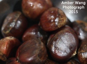 step2: 栗子用熱水泡半小時後，將栗子頭用刀畫十字，以利等會剝皮，接著放入電鍋，外鍋放一杯水蒸，蒸軟栗子。地瓜洗淨後去皮，劈切成塊。綠花椰菜，川燙備用。粉絲，先用剪刀分剪成幾段，不用剪太小段，川燙後備用。