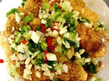 step8: 8.再炸好的雞柳條上撒上適量的胡椒鹽,還有蒜末,蔥末,辣椒末.這樣這道料理就完成啦!