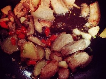 step5: 放入蔥薑蒜 紅辣椒 生抽 老抽 料酒 鹽 糖 最後放入煸炒後的青椒