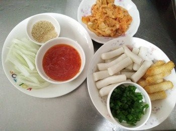 step1: 洗淨甜不辣、澎湖年糕( 澎湖年糕用白米做的，和一般年糕糯米做的不同，糯米會漲氣！)、洋蔥並切絲、泡菜、泰式甜辣醬、白芝麻、青蔥切珠，備用；