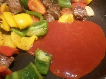 step5: 將<span class="group_2">茨汁</span>加熱後把牛肉和三色椒回鑊炒混。