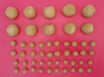 step3: 把麵團分割成10份約30g重，餘下麵糰的2/3平均分割成20等份做手臂，另外的1/3平均分割成20等份做耳朵。將所有麵糰搓圓，再蓋上保鮮紙略為鬆弛約15分鐘 。