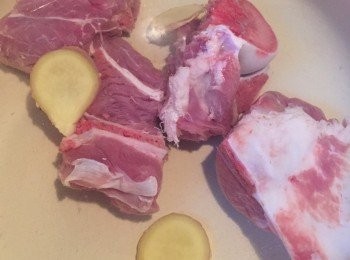 step1: 薏米洗淨，用清水浸約半小時。冬瓜洗淨，去皮去瓜囊，然後切件。豬骨沖淨，連3片薑片及紹興酒一起放入凍水，煮至大滾熄火。將豬骨撈起洗淨備用。