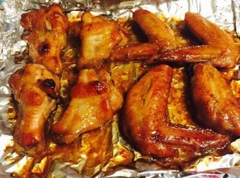 step5: 重要撇步:將表面塗上麥芽水或蜂蜜水，以150度上火烤3分鐘，翻面依樣塗上麥芽水或蜂蜜水，維持150度溫度上火烤3分鐘，如此可讓表皮充滿甜甜的蜜汁風味，烤太久會黑掉，所以最後3分鐘才塗上蜜汁