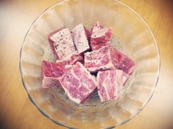 step1: 牛肉塊先用橄欖油及香草醃40分鐘!!