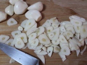 step2: 把蒜頭去皮後切薄片 , 要儘量切薄一點 , 不然很難烤乾哦