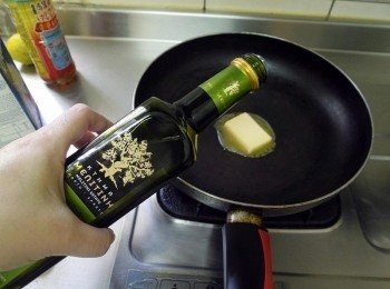 step2: 起鍋下奶油與橄欖油各半