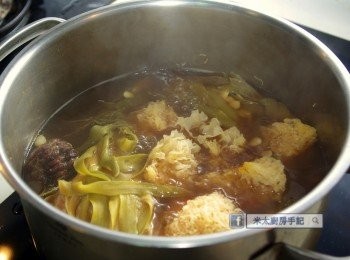 step4: 把浸好的雪耳放入煲中以大火煲15分鐘，下鹽調味，趁熱飲。