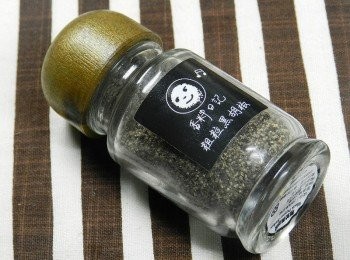 step4: 今天選用香料共和國的黑胡椒粉，風味十足