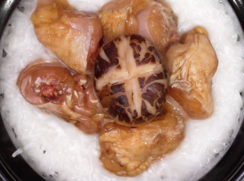 step6: 見米水滾起(收水)，鋪上雞塊和香菇，蓋上蓋，以小火煮8分鐘，至冒煙及散發少許焦味，馬上熄火。