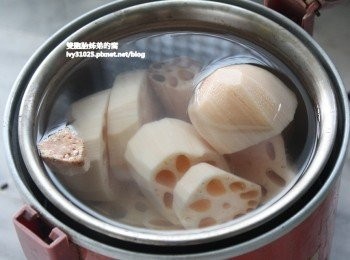 step4: 前幾次都是用瓦斯爐熬煮一小時，但是我又不可能都守在那邊等待，所以這一次我選擇比較偷懶的方式，交給電鍋熬煮，等待時間大約一小時左右，但是要注意給蓮藕熬煮的水要夠，不然時間還沒到，水被煮光了。