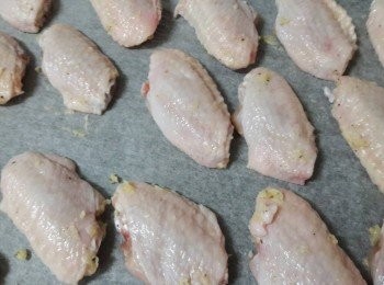 step3: 隔天把醃好的雞翅移到已舖好烘焙紙的烤盤上