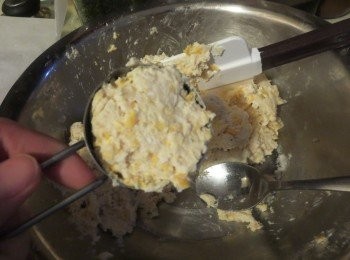 step4: 使用¼杯量杯舀出面团部分。放置在准备好的烤盘上;