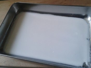 step2: 在蒸盤上塗上一層菜油，倒入一層薄薄的粉漿。用大火蒸2 -3 分鐘，看見表面有氣泡即可