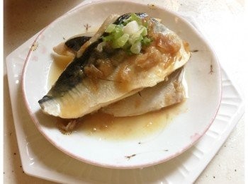 step6: 將鯖魚放上碟，淋上煮汁，便完成。