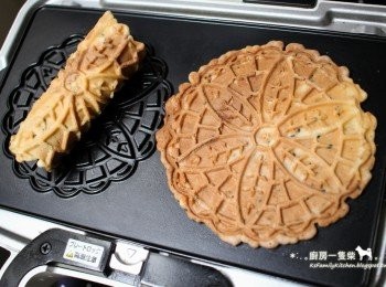 step10: 烤好的薄餅輕輕用竹籤挑起，趁熱利用廚房食物剪刀修出形狀，或捲成筒狀。置於鐵網上放涼後，就完成酥脆可口的義式薄餅囉！（沒吃完請密封保存，避免受潮回軟喔～）