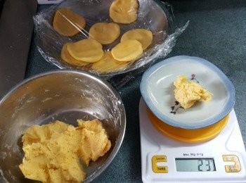 step10: 將牛油溶液加入已經過篩的所有粉中輕手將粉搓成糰,(一定要用手輕手搓皮,否則皮會起筋焗時受熱發脹大)(牛油必需要與粉拌勻,否則會受熱易溶)
拌完皮跟手磅出23g1份，再搓好用手壓成一塊塊用保鮮紙隔開,放入雪櫃雪超過8-9小時待皮硬身,最好將粉糰雪一晚,亦可以早上搓皮晚上包餡