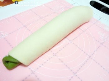 step4: 將兩塊麵皮重疊，想要外層是什麼顏色就放在底下，然後慢慢捲起來，收口向下。