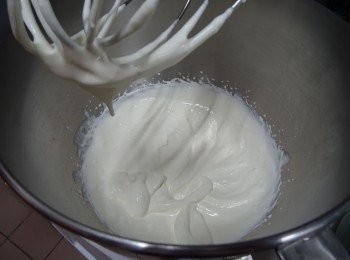 step1: 忌廉打起至7成， 放入雪櫃中備用