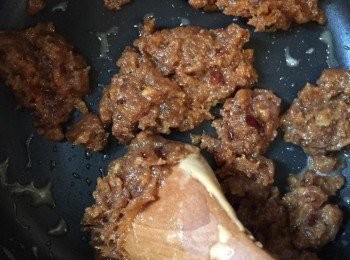 step3: 熱鍋慢火煮花生醬及龍舌蘭蜜，不停攪拌，加入椰棗蓉，壓散並完全拌勻，