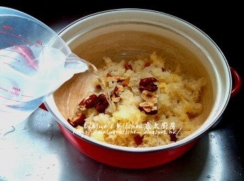 step2: 煲內放入雪耳 , 圓肉 , 紅棗及加入3500ml水