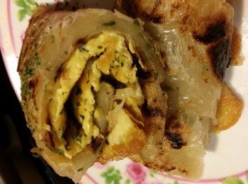 step3: 在蛋上均勻放上肉鬆，海苔碎，唧上BB沙津酱。
由外向內捲至尾，便完成啦！