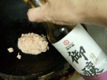 step4: 加入御釀醬油，炒15分鐘後吹涼。再利用攪拌器攪拌後，取出。