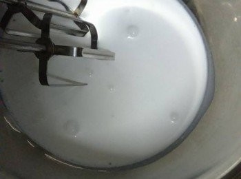 step6: c.淡忌廉用電動打蛋器打至六成發