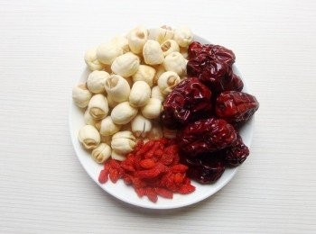 step2: 將乾燥的蓮子先泡水1~2小時（如使用新鮮的蓮子則不需要）,用牙籤將蓮子心的綠芽剔除（蓮子心的綠芽會苦）。紅棗用水清洗後備用。