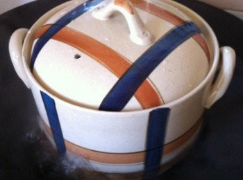 step3: 放在鍋面上小火燉15分鐘.然後開蓋再加入冰糖少許《因為雪梨已經有了甜味，所以冰糖就隨個人喜好。》